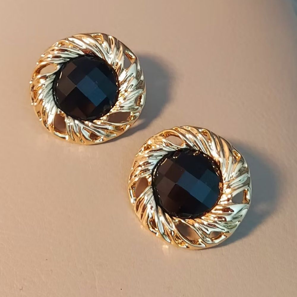 Elegant Gold and Black Stud Earrings M491